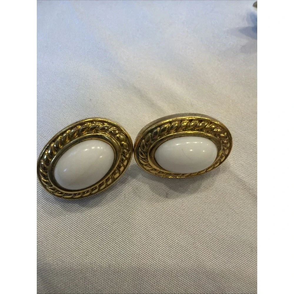 Vintage Jewelry Lot - Bangle,‎ Hair Clip, Wreath Brooch, 3 Pairs Earrings